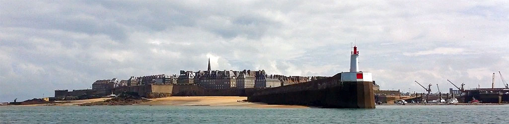 Saint-Malo, l’arrivée par la mer depuis Dinard