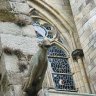 Cathédrale Saint-Vincent de Saint-Malo – détails extérieurs : gargouille et vitraux du chœur. 