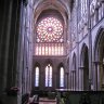 Cathédrale Saint-Vincent de Saint-Malo – le maître-autel et, en arrière plan dans le chœur, les fonds baptismaux d’Arcabas et Etienne.