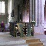Cathédrale Saint-Vincent de Saint-Malo – le maître-autel des 4 Vivants  et la croix processionnelle (Arcabas et Etienne). En arrière plan, fixée sur un cadre, Notre-Dame de la Croix du Fief.