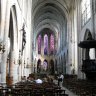 Saint-Germain l'Auxerrois - la nef centrale de style gothique flamboyant. Des élèves en histoire de l'art entre le Christ en bois dit de Bouchardon (XVIIIe siècle) et la chaire (XVIIe siècle)