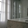 Trianon Palace - chambre Palace, élégante salle de bain tout en nuances de gris
