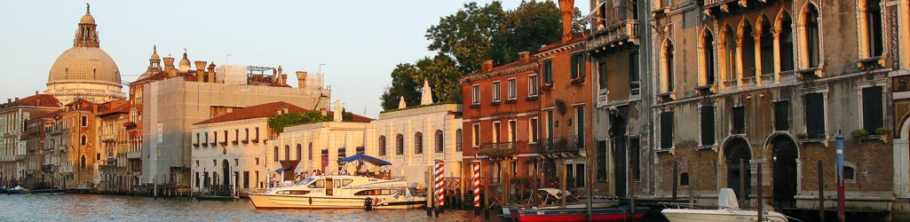 Venise - le Grand Canal - le palazzo Venier dei Leoni (musée Peggy Guggenheim) et la Salute