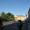 Vérone - Piazza Bra : à droite le Palazzo delle Gran Guardia (1610-1843), en face le palazzo Barbieri (1836-1848, appelé Gran Guardia Nuova pendant l'occupation autrichienne - aujourd'hui siège du conseil municipal). 