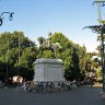 Vérone - piazza Bra, à l'entrée du jardin, une statue équestre de Victor Emmanuel II. 