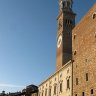 Vérone - quand on arrive sur la piazza delle Erbe par la via Cappello, le regard est attiré vers la tour des Lamberti qui domine la place et tout Vérone (84 m de haut).