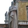 Vérone - piazza dei Signori : la statue de Dante (Moyen-Age) installée sur la place en 1865 pour commémorer le 600e anniversaire de sa naissance. 