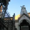 Vérone - Arche Scaligere  - le tombeau de Cangrande 1er  érigé au-dessus de la porte de l'église Santa Maria Antica. A noter : la remarquable grille en fer forgée qui sur cette portion porte l'emblème des Scaligeri, une échelle à 4 ou 5 échelons. 