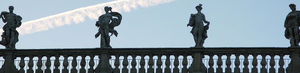 Vérone - Piazza delle Erbe, statues sommitales du Palazzo Maffei