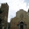 Verone – San Zeno Maggiore – la façade de la basilique : quand elle n’est pas en travaux on y admire en particulier la grande rosace dite « la roue de la fortune », œuvre de Brioloto (1217-1225). A gauche la tour de l’abbaye (XIIIe siècle). A droite, le campanile (XIIe siècle).
