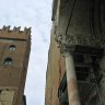 Verone – San Zeno Maggiore – détail du prothyron (protiro - 1138) du maître sculpteur Niccolò et la tour de l’abbaye.