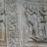 Verone – San Zeno Maggiore – la façade : détail des bas-reliefs autour du portail (XIIe siècle).