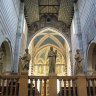 Vérone – San Zeno Maggiore – l’iconostase et la chapelle principale. L’iconostase est un aménagement du XIXe siècle, mais les sculptures (probablement d’origine allemande) du Christ et de ses apôtres sont du début du XIIIe siècle. Fresques de l’arc triomphal et de l’abside attribuées à Martino da Verona (XIVe siècle).