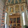 Vérone – San Zeno Maggiore – dans la chapelle principale : le retable en bois avec la Vierge en Majesté d’Andrea Mantegna (1457-59), le sarcophage (XIIe siècle) des Évêques Lucillo, Lucipino et de l’ermite Crescenziano portant la table d’autel.
