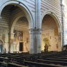 Vérone – San Zeno Maggiore – église supérieure – à droite l’ambon de la chapelle principale. Dans le latéral gauche, statue de « Saint Zénon qui rit », fresques du XIVe siècle (détails photos suivantes), accès à la sacristie et au cloître.