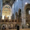 Vérone – San Zeno Maggiore – intérieur de la basilique : l’accès à la crypte, l’iconostase et le chœur vus de l’église plébéienne (plebana). Du XVIe siècle aux années 1870-71, un escalier monumental reliait la partie basse de l’église à l’église supérieure qui a alors été remplacé par 2 escaliers latéraux ; un escalier central (surmonté de l’iconostase) ouvrant l’accès à la crypte. 