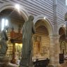 Vérone – San Zeno Maggiore – latéral droit de l’église basse : autel édifié sur des éléments d’un prothyron roman, fresques des XIVe et XVe siècles.