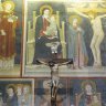 Vérone – San Zeno Maggiore – détail du prothyron formant autel : fresques anonymes des XIVe et XVe siècles (partie supérieure – Saint Diacre, Vierge assise sur le trône avec son Enfant, Crucifixion). 