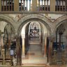 Verone – San Zeno Maggiore – l’accès à la crypte par l’escalier conçu au XIXe siècle - Voussures des arcades sculptées par d’Adamino da San Giorgio (XIIIe siècle) – au fond de l’abside, l’urne contenant le corps de l’évêque saint Zénon (San Zeno), patron de Vérone.