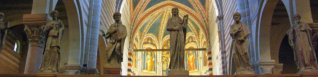Vérone - San Zeno Maggiore - Iconostase présentant le Christ entouré des Apôtres et la voûte du choeur.