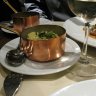  Le Violon d'Ingres - Pour accompagner la raie, sauce aux câpres et purée de pomme de terre présentées en cassolette de cuivre.